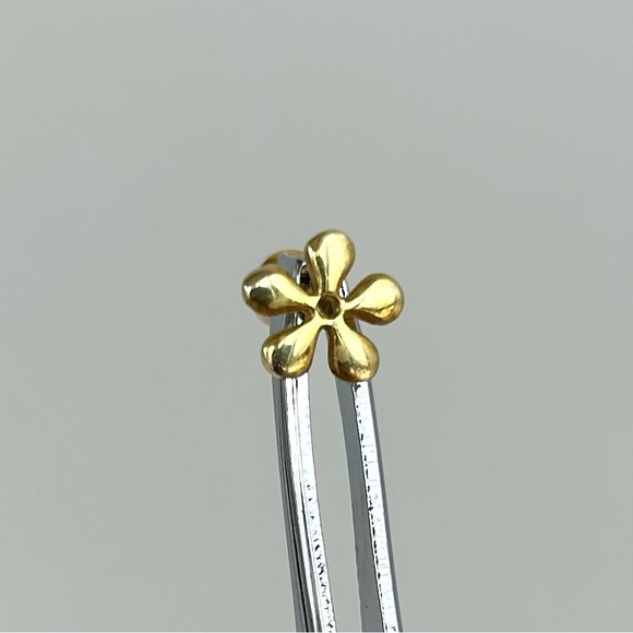 Vintage Jewelry - Gold Tone Flower Stud Earring